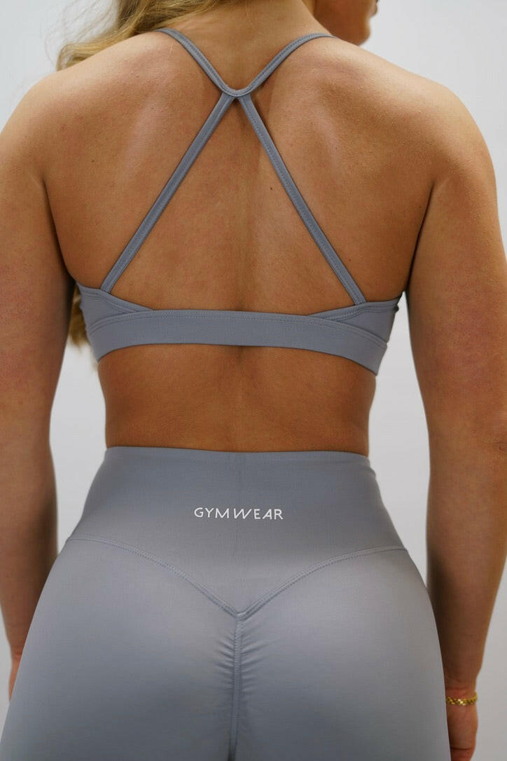Ljusgrå Zoe Premium Sport Bra - premium sport-bh med korsade band bak och Gymwear-logga fram