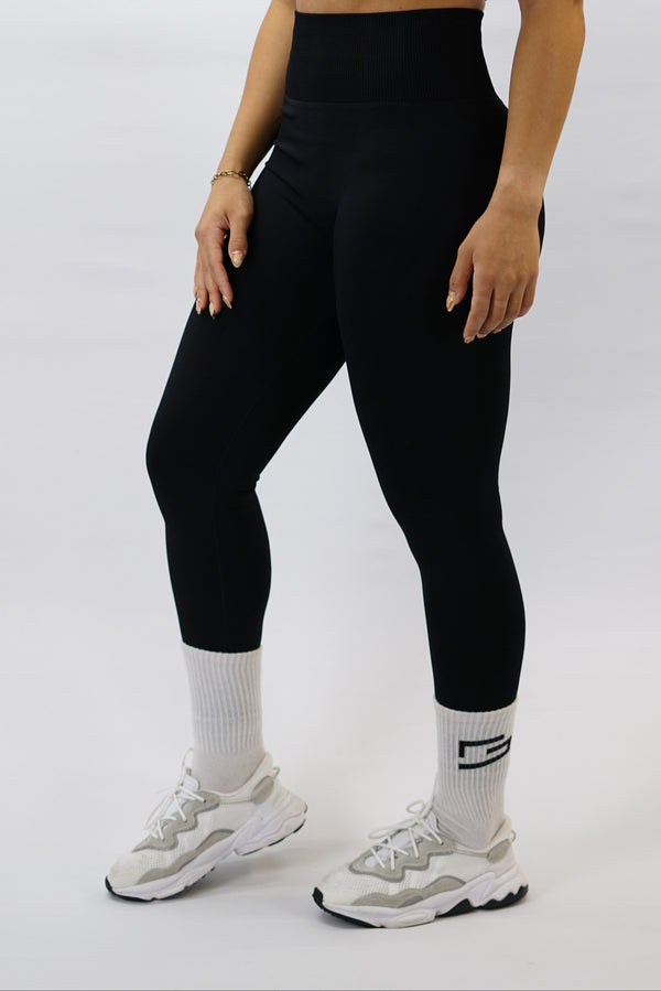 Svart Celia Scrunch Tights - höga tränings leggings med snygg scrunch-detalj och Gymwear-logga bak