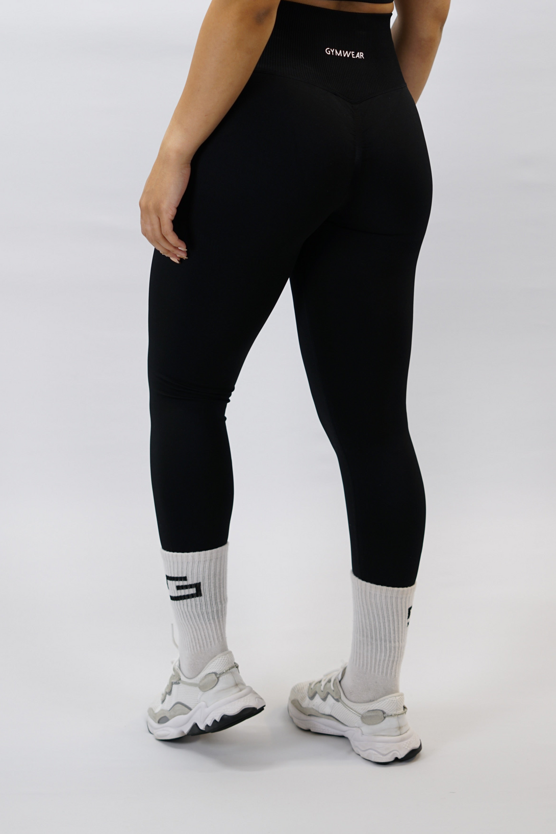 Svart Celia Scrunch Tights - höga tränings leggings med snygg scrunch-detalj och Gymwear-logga bak