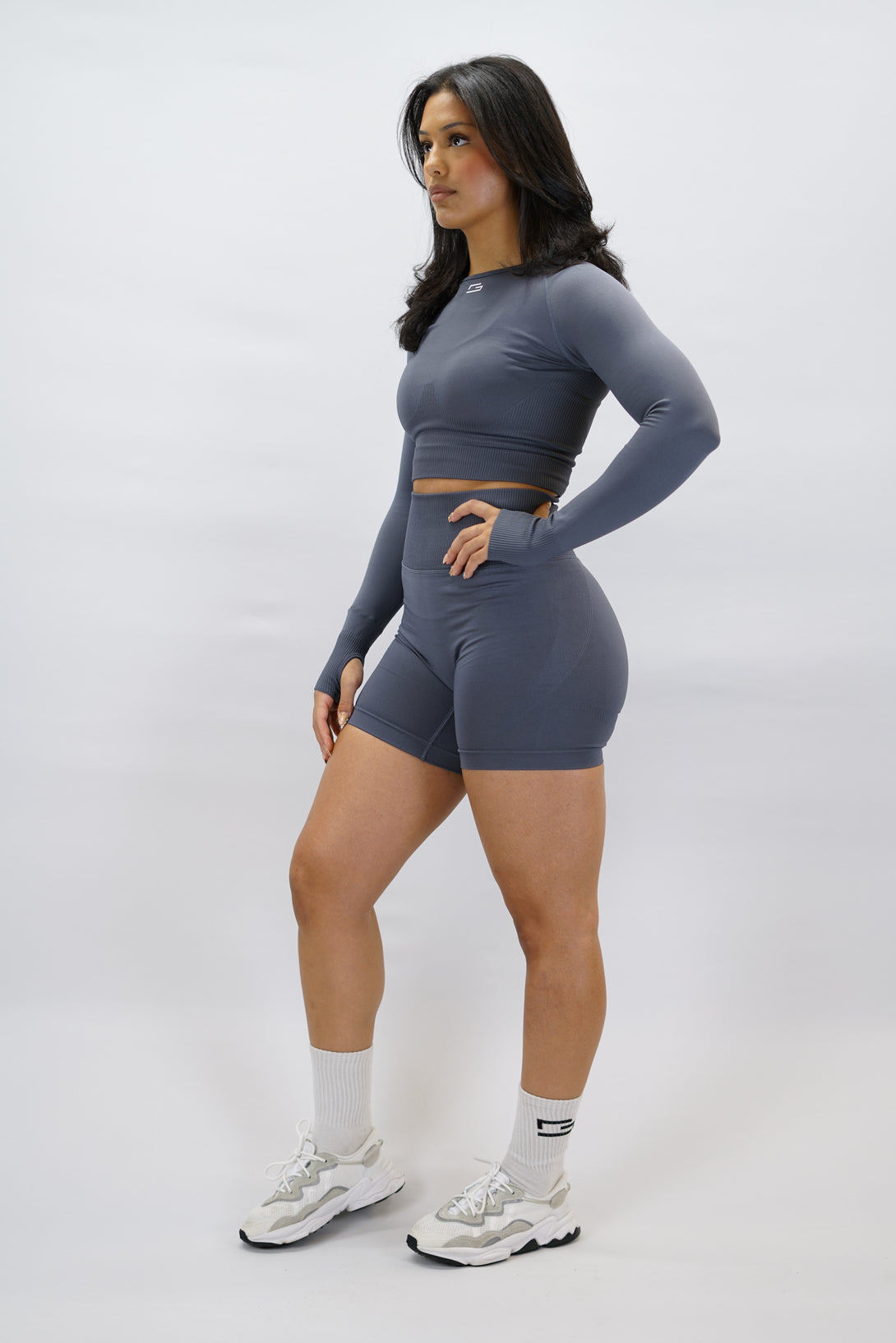 Grå Celia Scrunch Shorts - träningsshorts med scrunch-detalj och Gymwear-logga bak