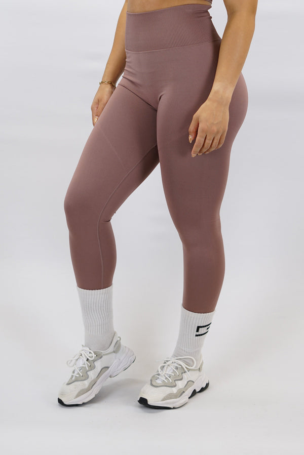 Gammaldags rosa Celia Scrunch Tights - höga tränings leggings med snygg scrunch-detalj och Gymwear-logga bak
