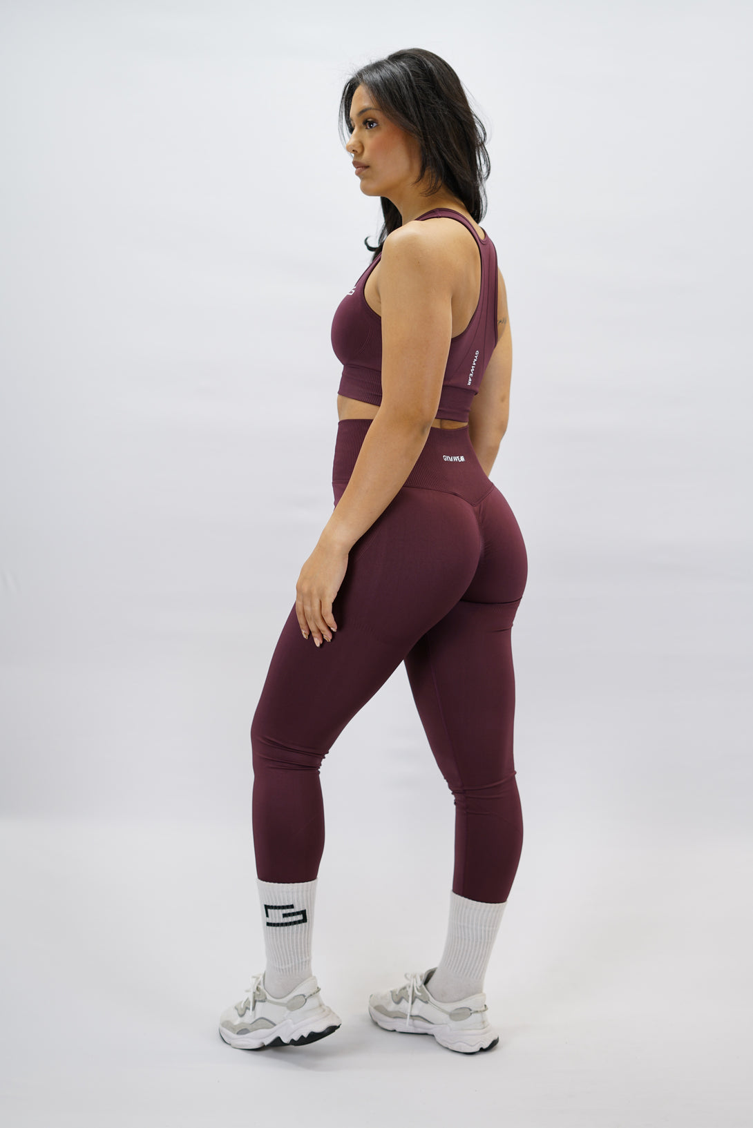 Lila Celia Scrunch Tights - höga tränings leggings med snygg scrunch-detalj och Gymwear-logga bak