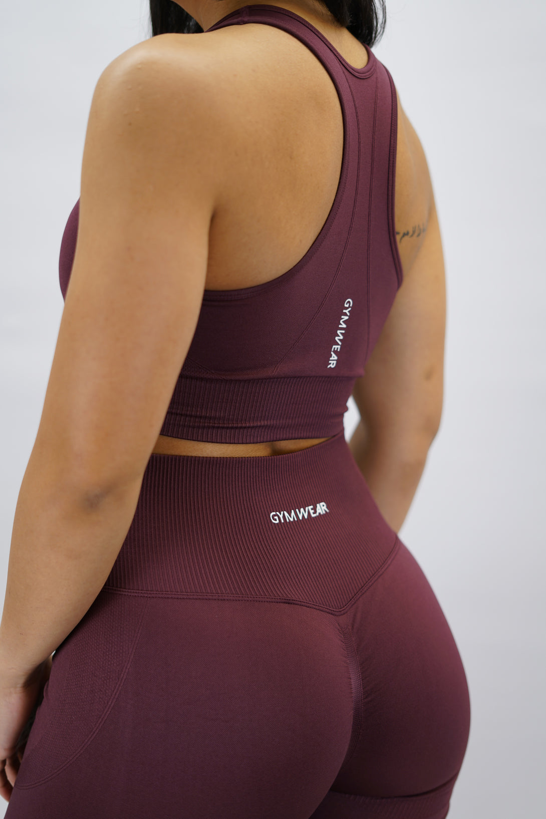 Lila Celia Scrunch Tights - höga tränings leggings med snygg scrunch-detalj och Gymwear-logga bak