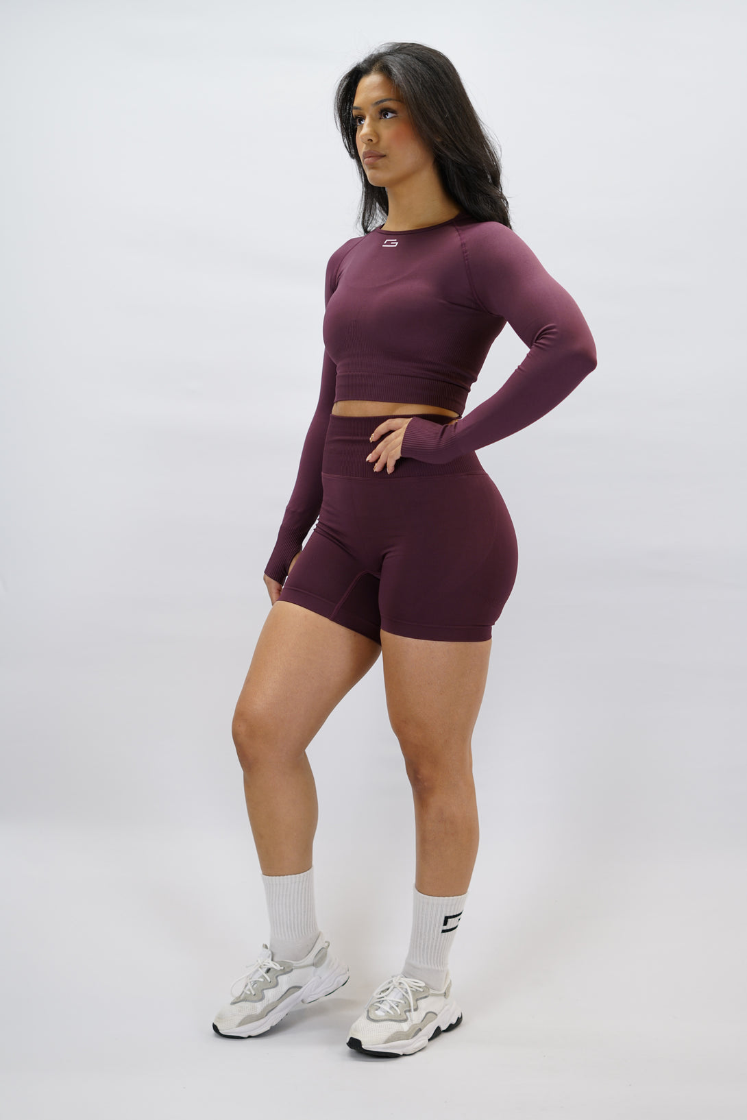 Lila Celia Long-Sleeve Crop Top, en cropped långärmad träningströja med G-symbol på framsidan och Gymwear-logotyp baktill