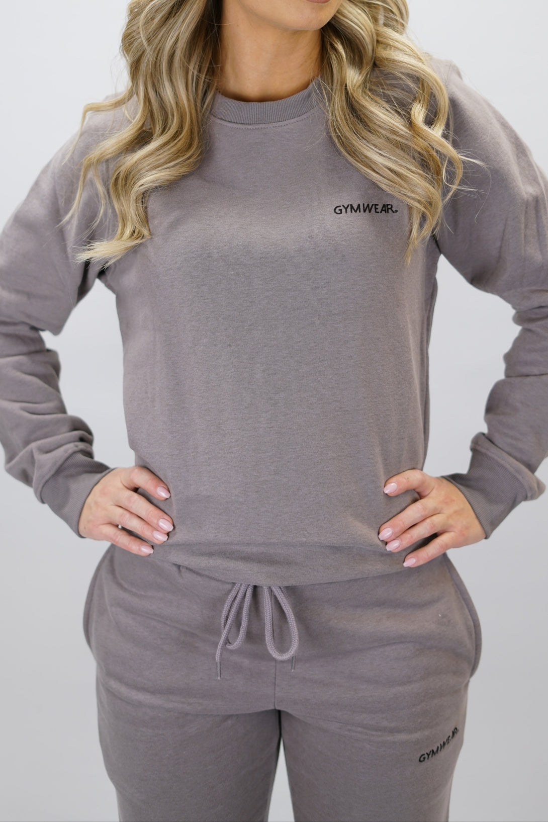 Cleo Sweatshirt dam i mjuk borstad bomull, Zink färg, med stilren logga på vänster bröst. Komfortabel och snygg sweatshirt för vardagsbruk.