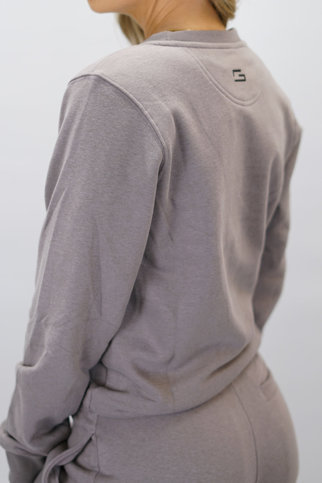 Cleo Sweatshirt dam i mjuk borstad bomull, Zink färg, med stilren logga på vänster bröst. Komfortabel och snygg sweatshirt för vardagsbruk.