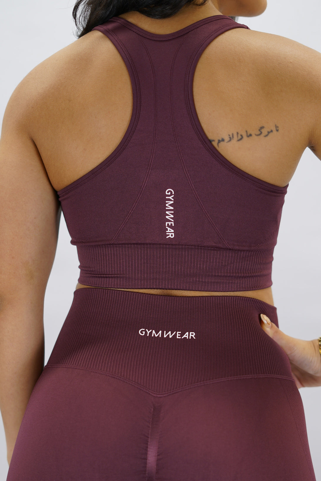 Lila Celia Bra - stabil och komfortabel sport-bh med G-symbol på vänster sida och lodrätt Gymwear-logga bak