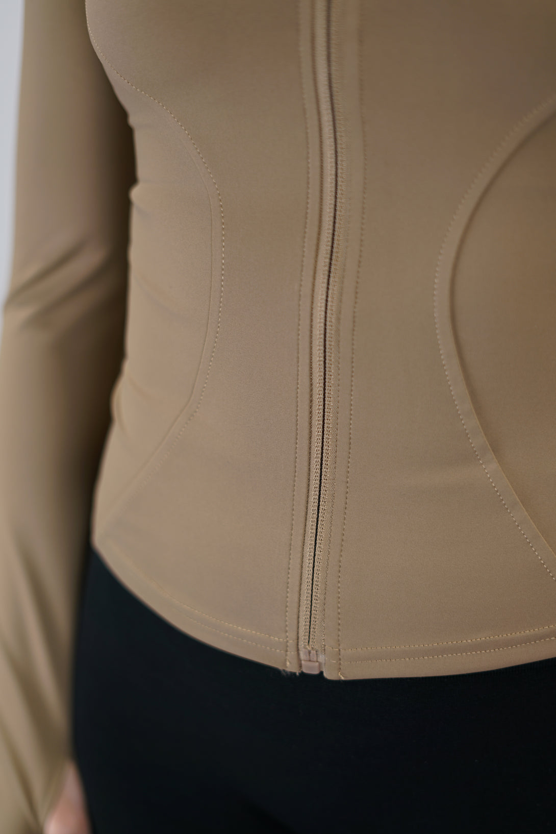 Brun Nalia Performance Long Sleeve Zipper Top - långärmad funktionströja med hel dragkedja, tumhål och Gymwear-logga i nacken