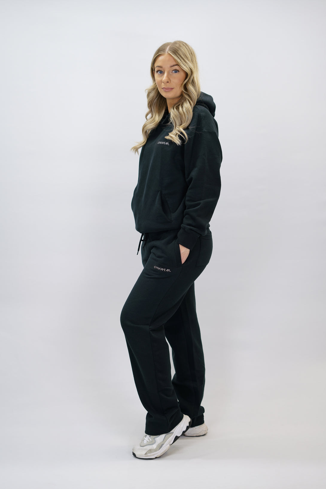 Z-2 Hoodie i svart färg, borstade bomull med GYMWEAR logga på vänster bröst. Snygga diskreta fickor.