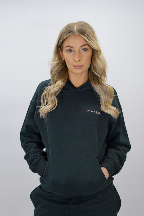 Z-2 Hoodie i svart färg, borstade bomull med GYMWEAR logga på vänster bröst. Snygga diskreta fickor.