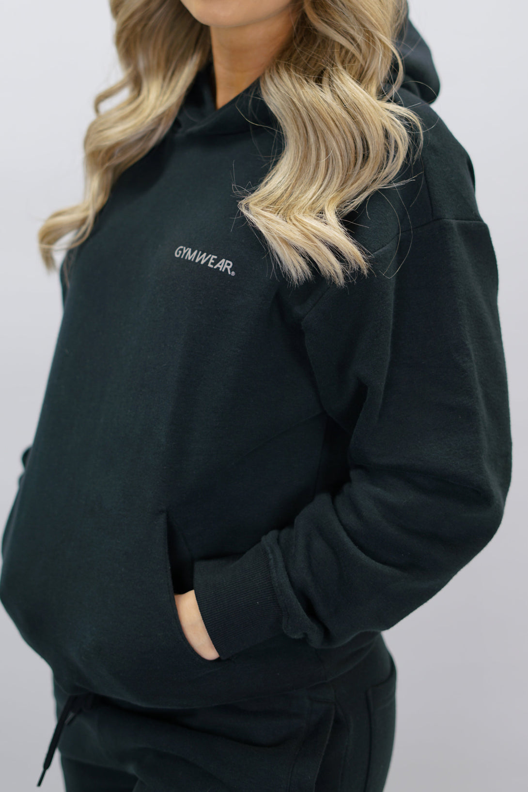 Z-2 Hoodie i svart färg, borstade bomull med GYMWEAR logga på vänster bröst. Snygga diskreta fickor.