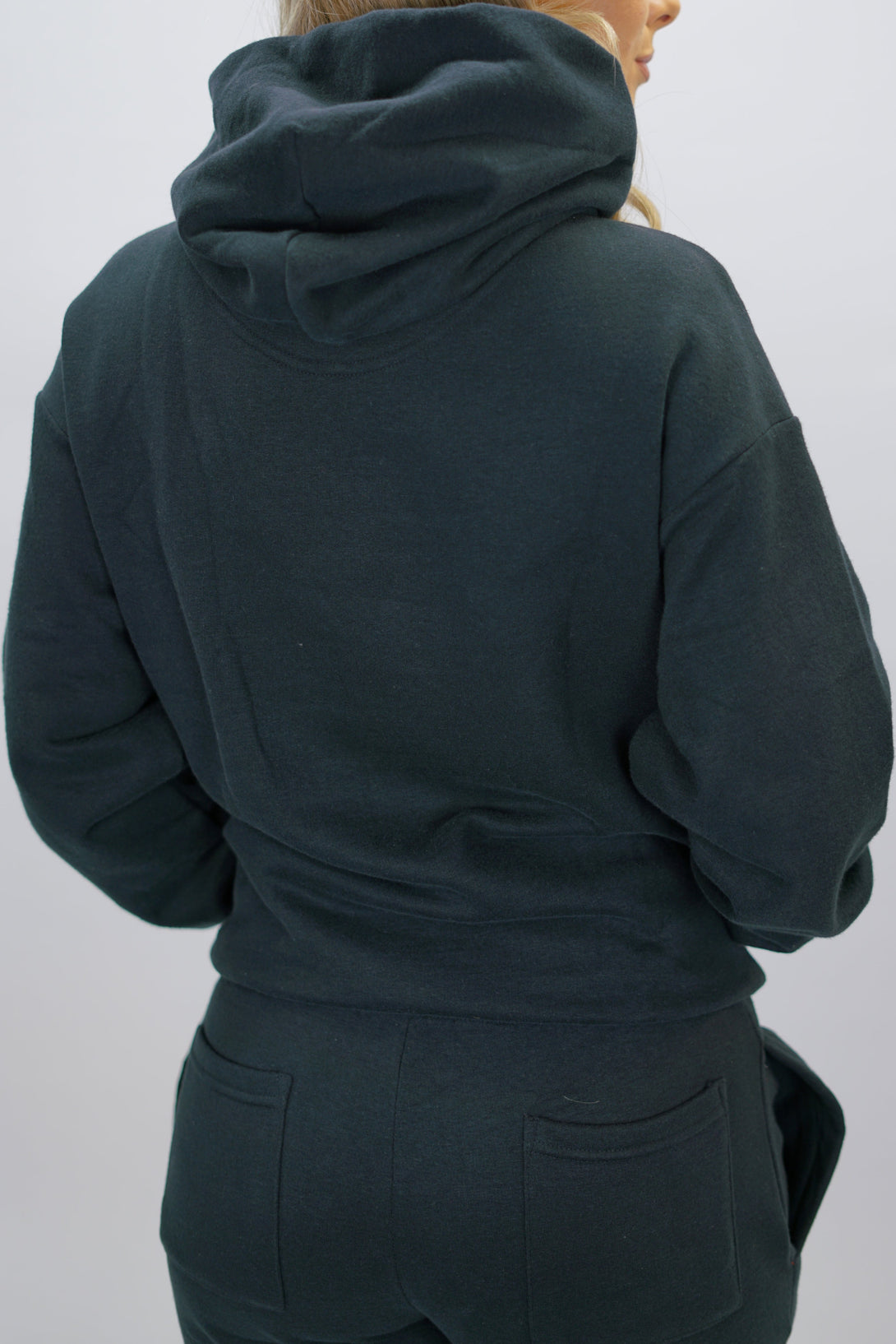 Z-2 Hoodie i svart färg, borstade bomull med GYMWEAR logga på vänster bröst. Snygga diskreta fickor.