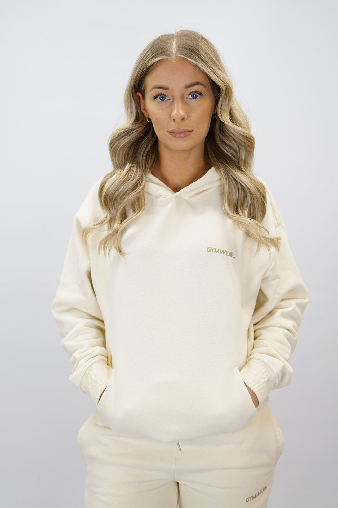 Z-2 Hoodie i beige färg, borstade bomull med GYMWEAR logga på vänster bröst. Snygga diskreta fickor.