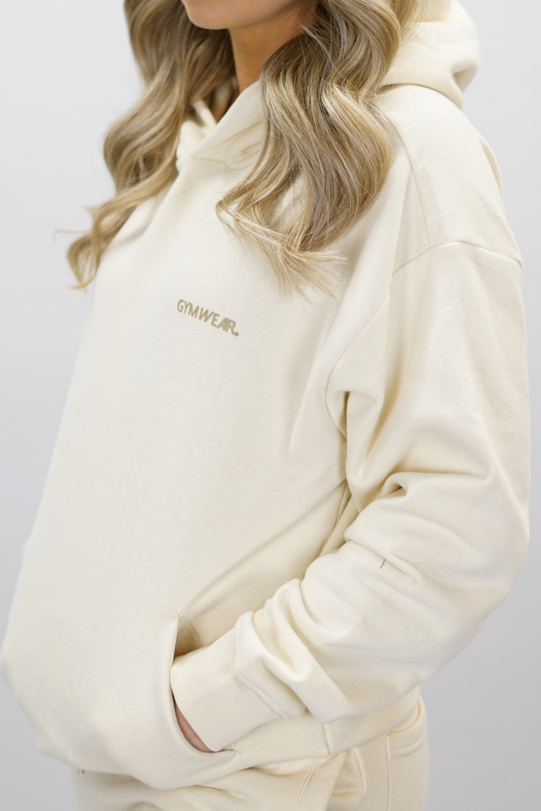 Z-2 Hoodie i beige färg, borstade bomull med GYMWEAR logga på vänster bröst. Snygga diskreta fickor.