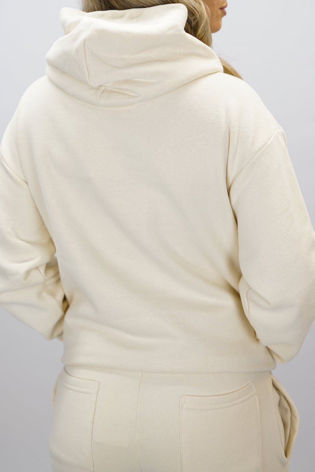 Z-2 Hoodie i beige färg, borstade bomull med GYMWEAR logga på vänster bröst. Snygga diskreta fickor.