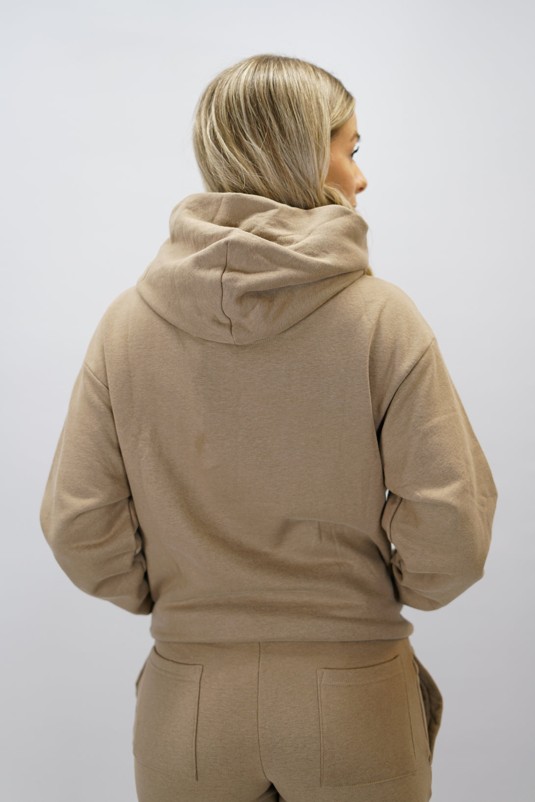 Z-2 Hoodie i brun färg, borstade bomull med GYMWEAR logga på vänster bröst. Snygga diskreta fickor.