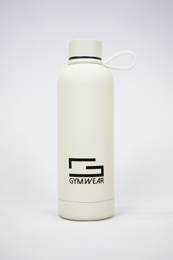 GYMWEAR Bottle 500ml, en beige rostfri vattenflaska med silikon beläggning, kapacitet 500 milliliter, med tryckt Gymwear-logotyp och symbol