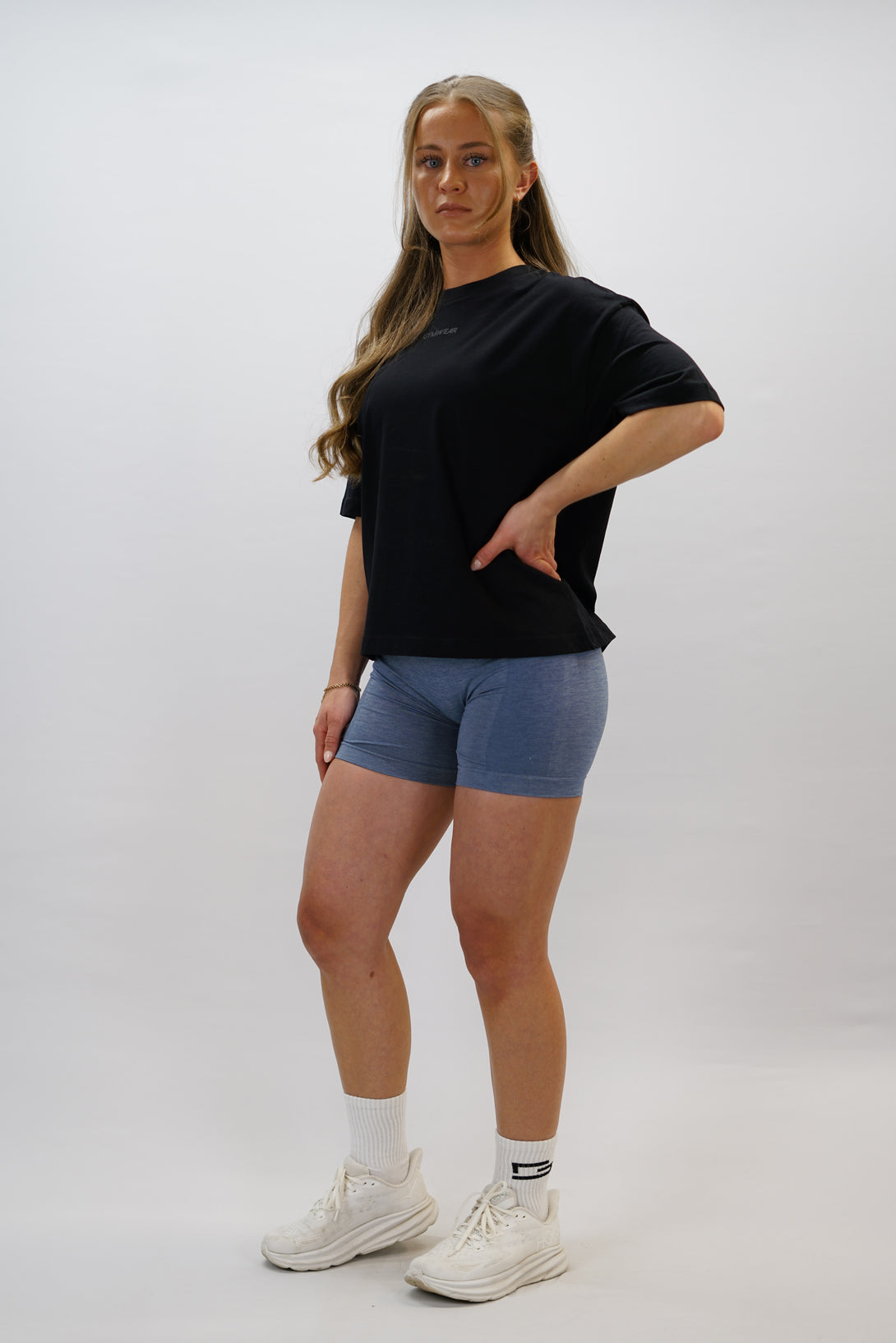 Svart Mina Organic Oversized T-Shirt, en oversized tränings-t-shirt i skönt och svalt organiskt material med Gymwear-logotyp centrerat på bröstet och G-symbol i nacken
