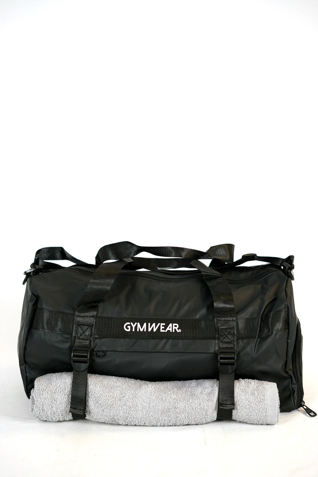 GYMWEAR Gym Bag svart, är en stilren och rymlig gym väska med smarta fack för skor, yoga matta, axelrem och vanlig handgrepp mm. Den är perfekt för att ta med sig allt som behövs till gymmet. Väskan är av hög kvalitet och tålig, vilket gör den till en bra investering för alla liten gymwear logo i center av väskan gym entusiaster.