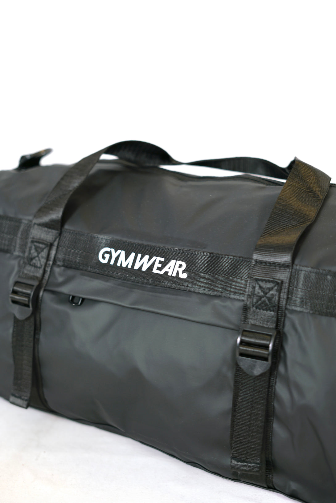 GYMWEAR Gym Bag svart, är en stilren och rymlig gym väska med smarta fack för skor, yoga matta, axelrem och vanlig handgrepp mm. Den är perfekt för att ta med sig allt som behövs till gymmet. Väskan är av hög kvalitet och tålig, vilket gör den till en bra investering för alla liten gymwear logo i center av väskan gym entusiaster.