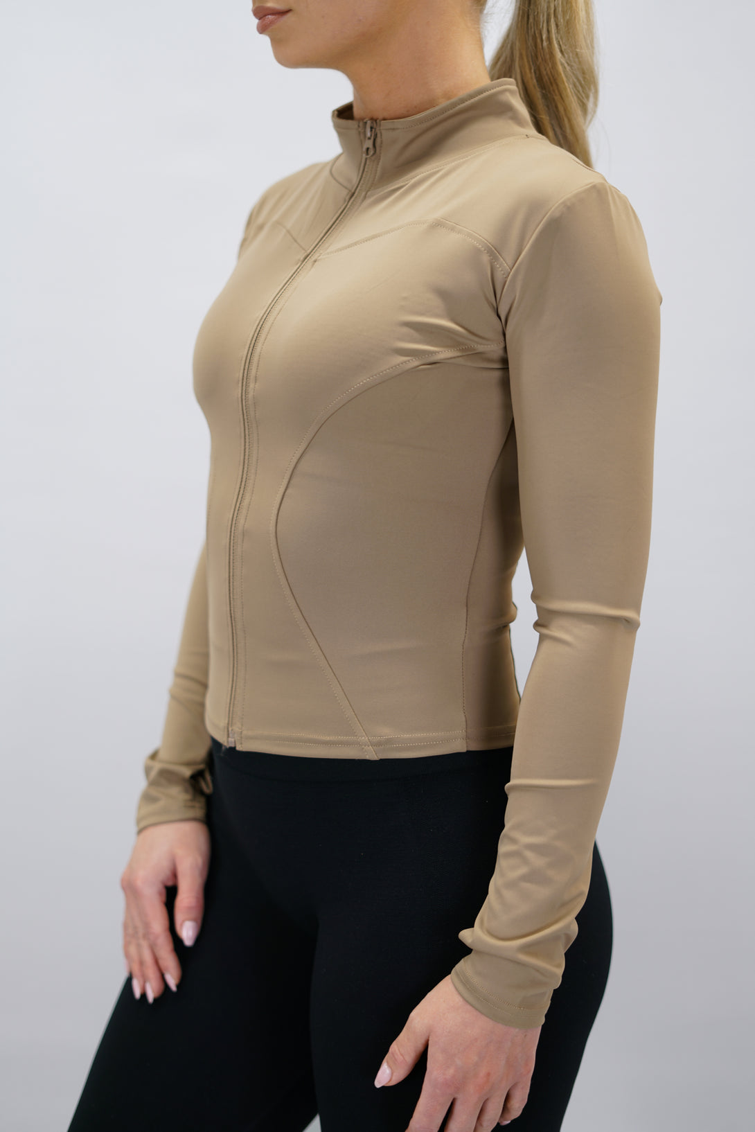 Vit Nalia Performance Long Sleeve Zipper Top - långärmad funktionströja med hel dragkedja, tumhål och Gymwear-logga i nacken
