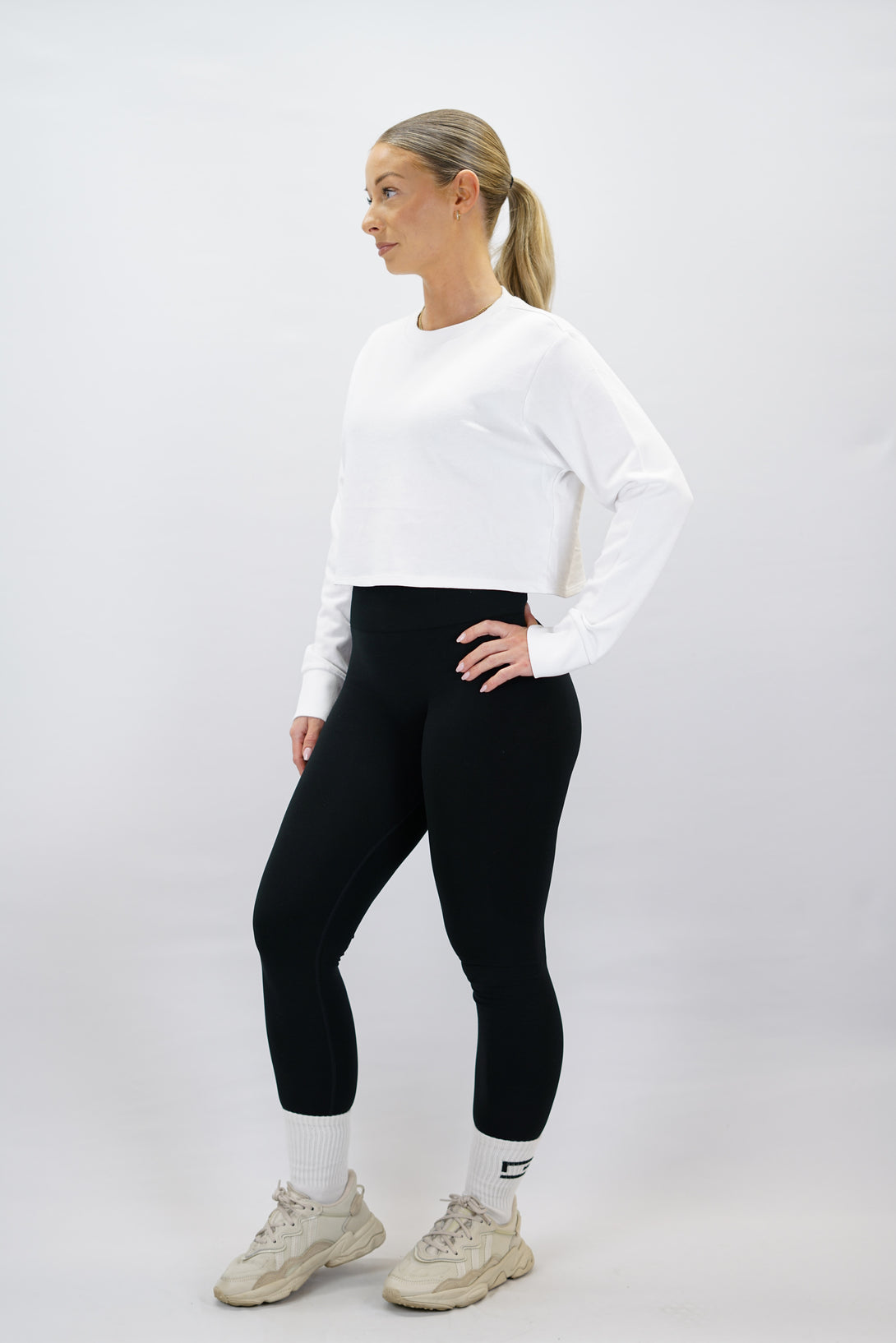 Vit Eive Long Sleeve Crop - långärmad croppad tröja i 100% bomull med ton-i-ton Gymwear-logga på framsidan