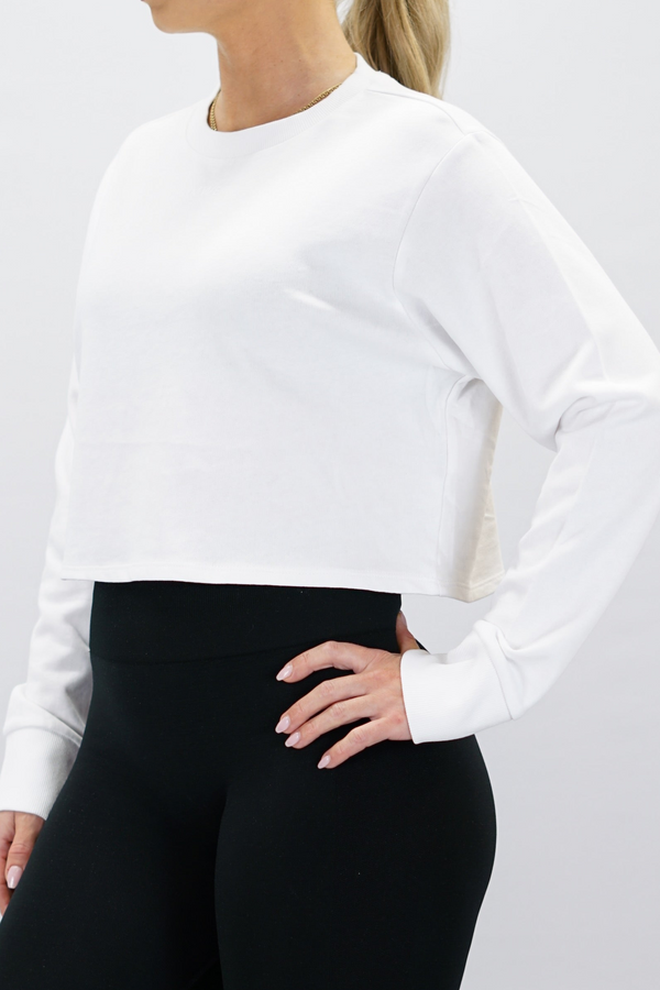 Vit Eive Long Sleeve Crop - långärmad croppad tröja i 100% bomull med ton-i-ton Gymwear-logga på framsidan