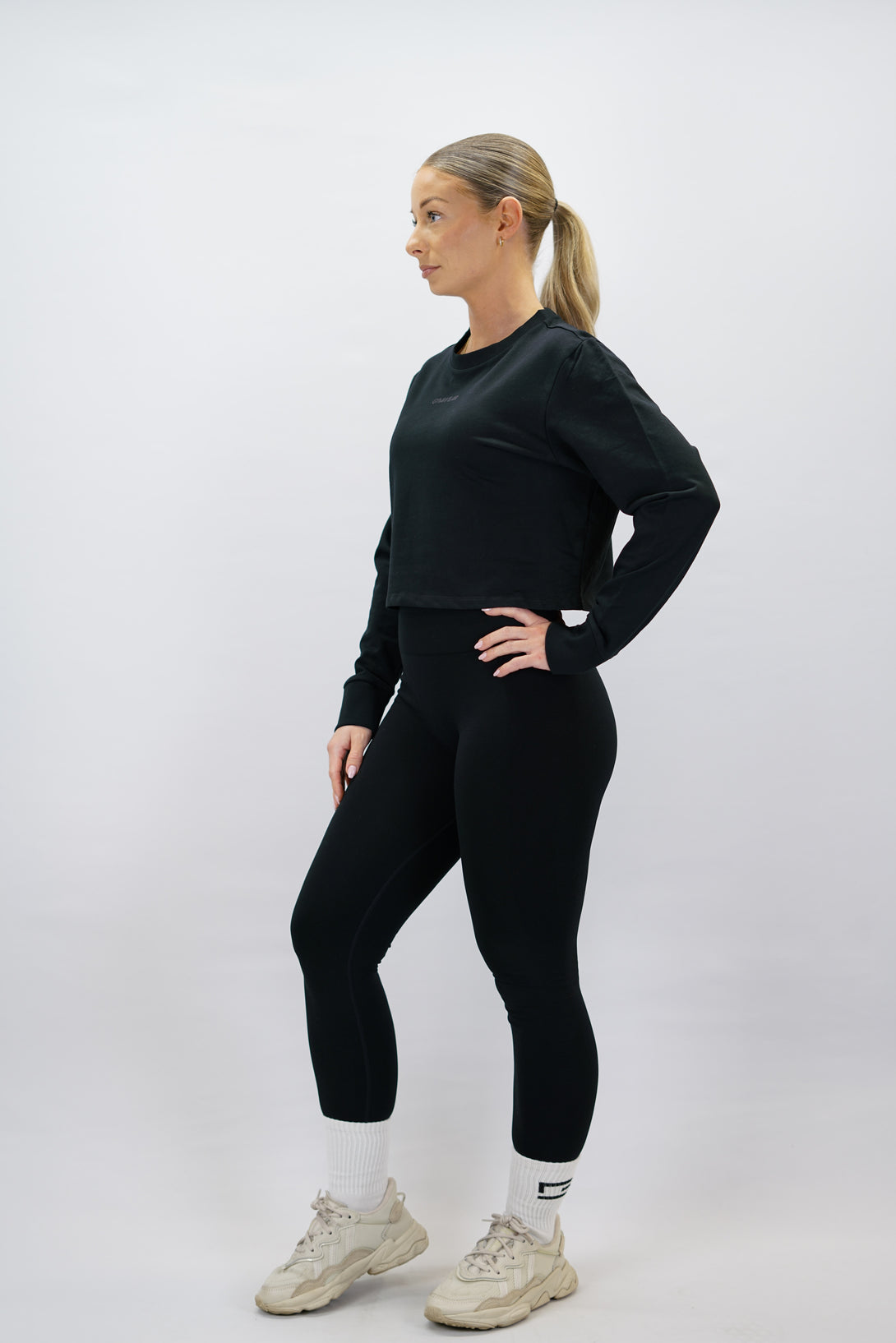 Svart Eive Long Sleeve Crop - långärmad croppad tröja i 100% bomull med ton-i-ton Gymwear-logga på framsidan