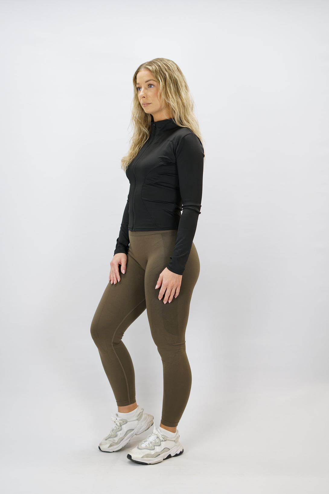 Svart Nalia Performance Long Sleeve Zipper Top - långärmad funktionströja med hel dragkedja, tumhål och Gymwear-logga i nacken