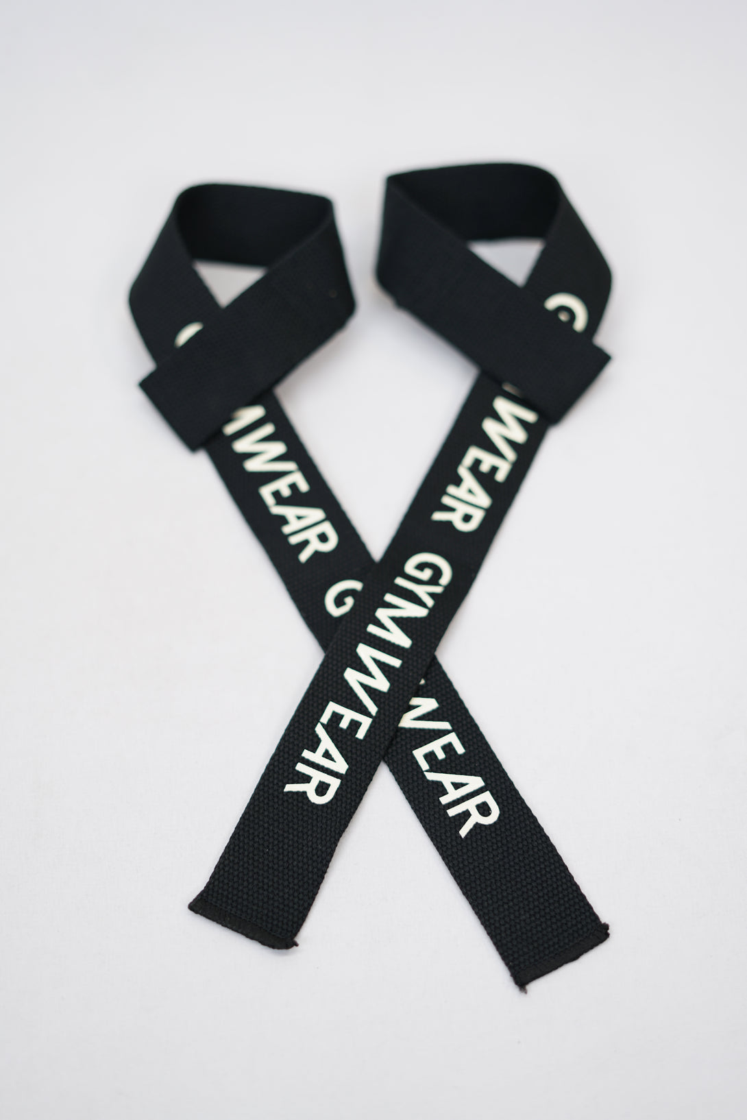 Svart GYMWEAR Lifting Straps med silikon logo för bättre fäste och 100% bomull. Perfekt för tyngsta lyft med extra fäste och komfort.