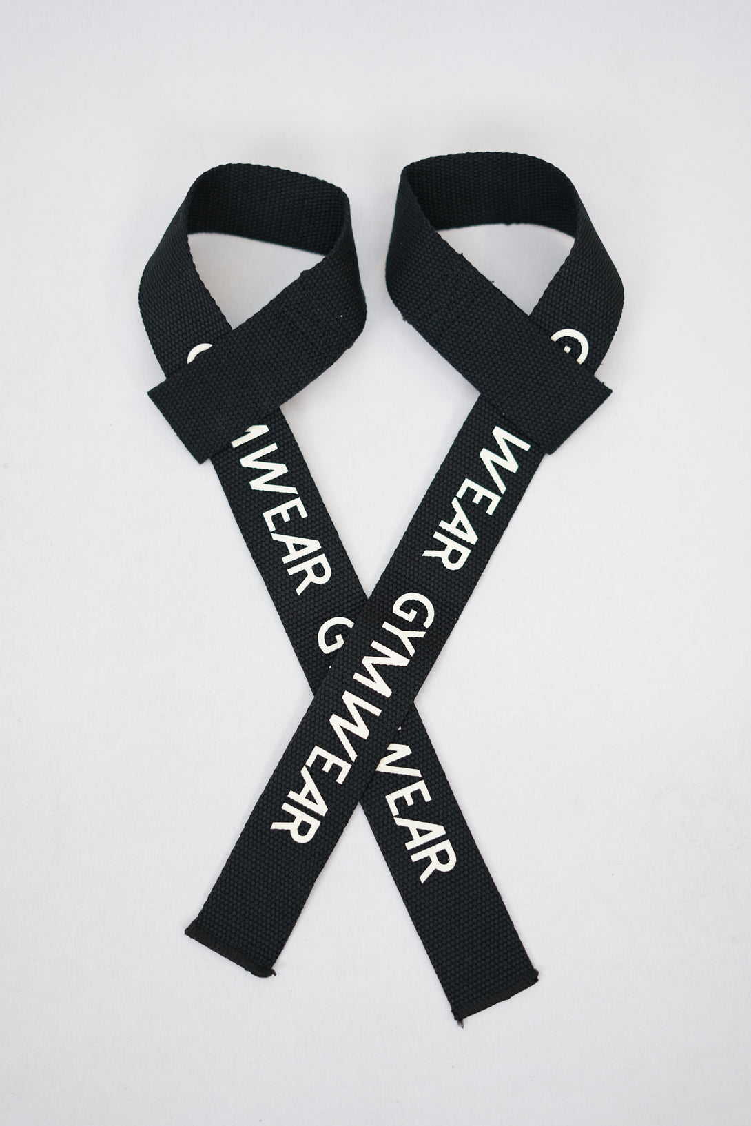 Svart GYMWEAR Lifting Straps med silikon logo för bättre fäste och 100% bomull. Perfekt för tyngsta lyft med extra fäste och komfort.