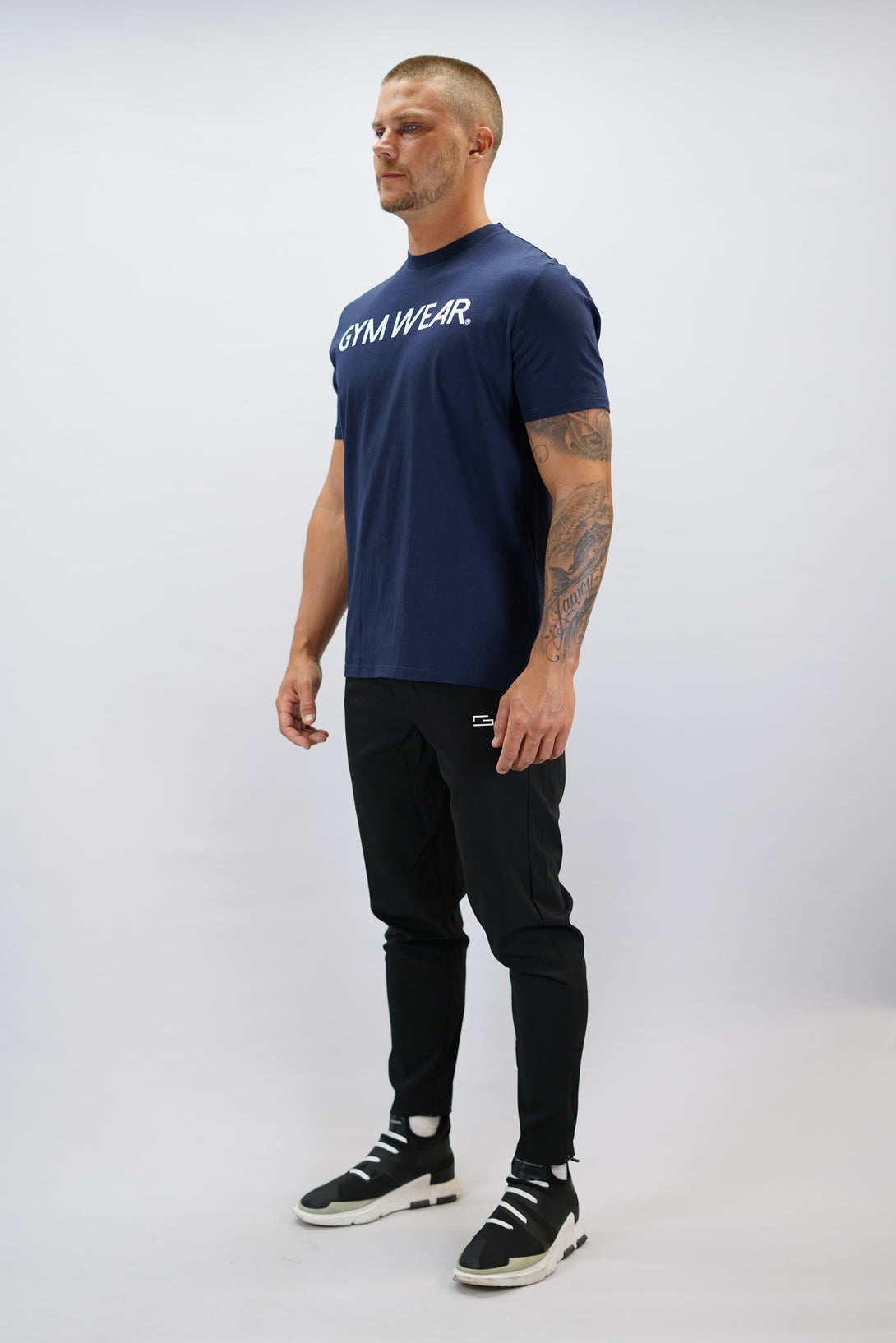 Marinblå Rion Organic Cotton T-shirt, en kortärmad tränings-t-shirt i ekologisk bomull med Gymwear-logotyp på bröstet och liten logga i nacken