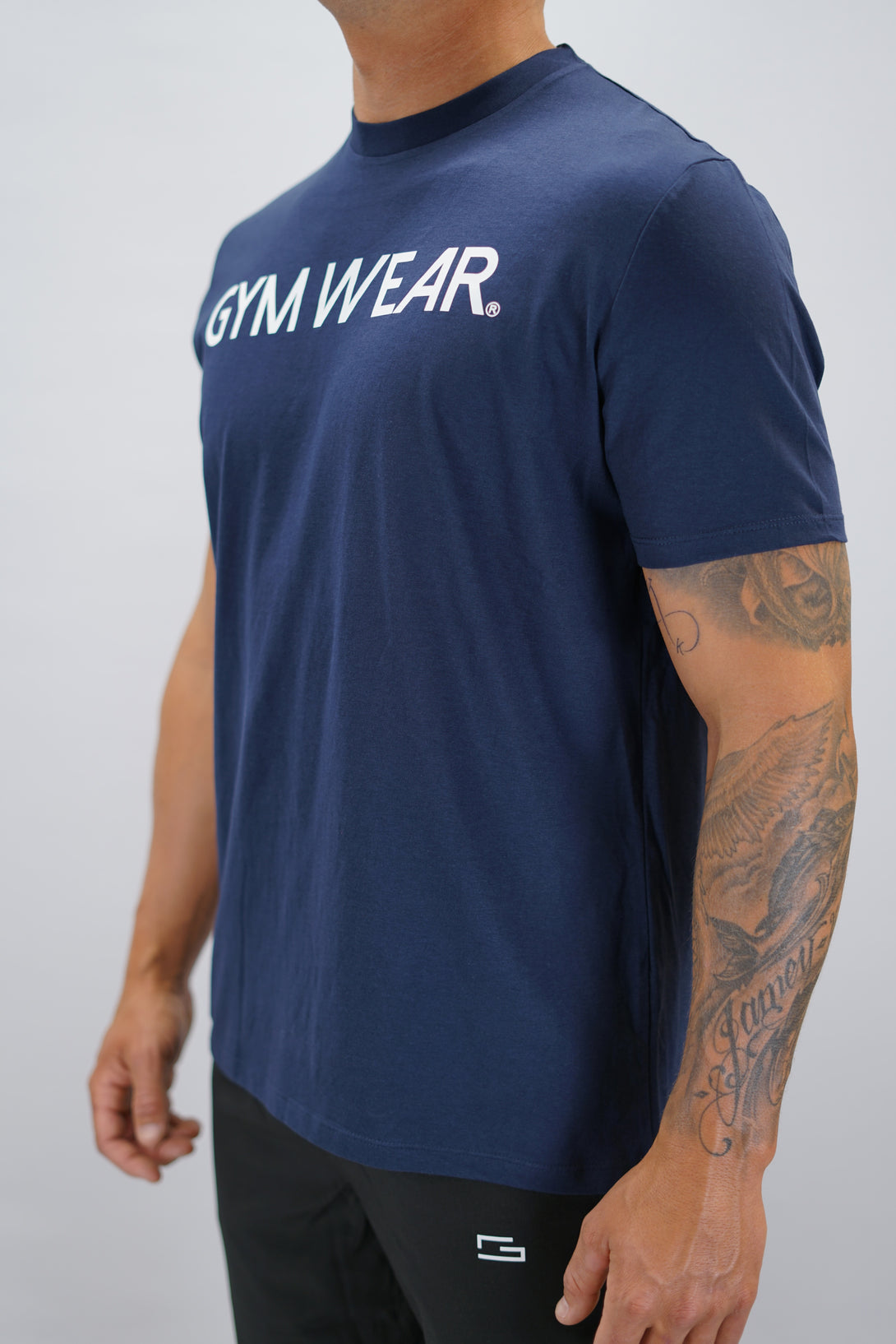 Marinblå Rion Organic Cotton T-shirt, en kortärmad tränings-t-shirt i ekologisk bomull med Gymwear-logotyp på bröstet och liten logga i nacken
