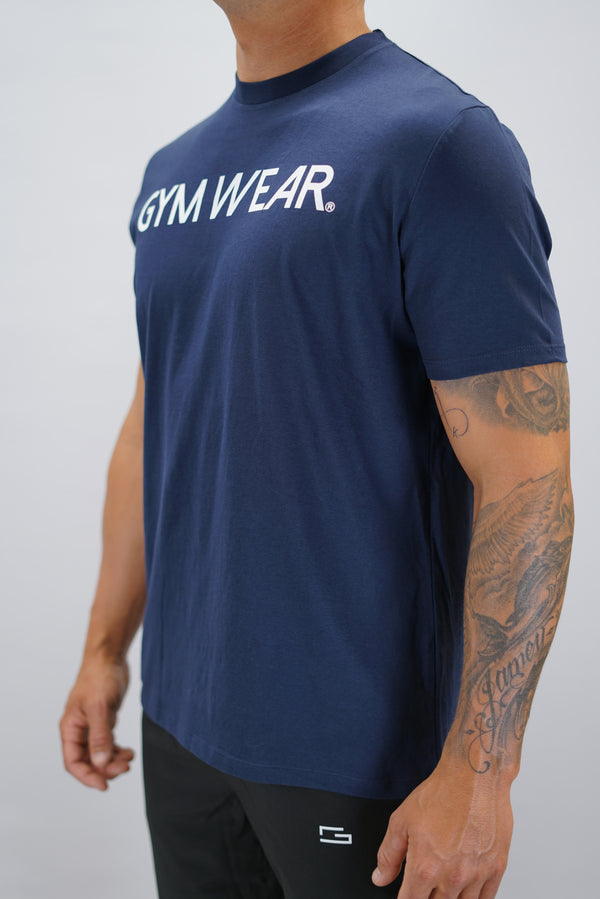 Marinblå Rion Organic Cotton T-shirt, en kortärmad tränings-t-shirt i ekologisk bomull med Gymwear-logotyp på bröstet och liten logga i nacken