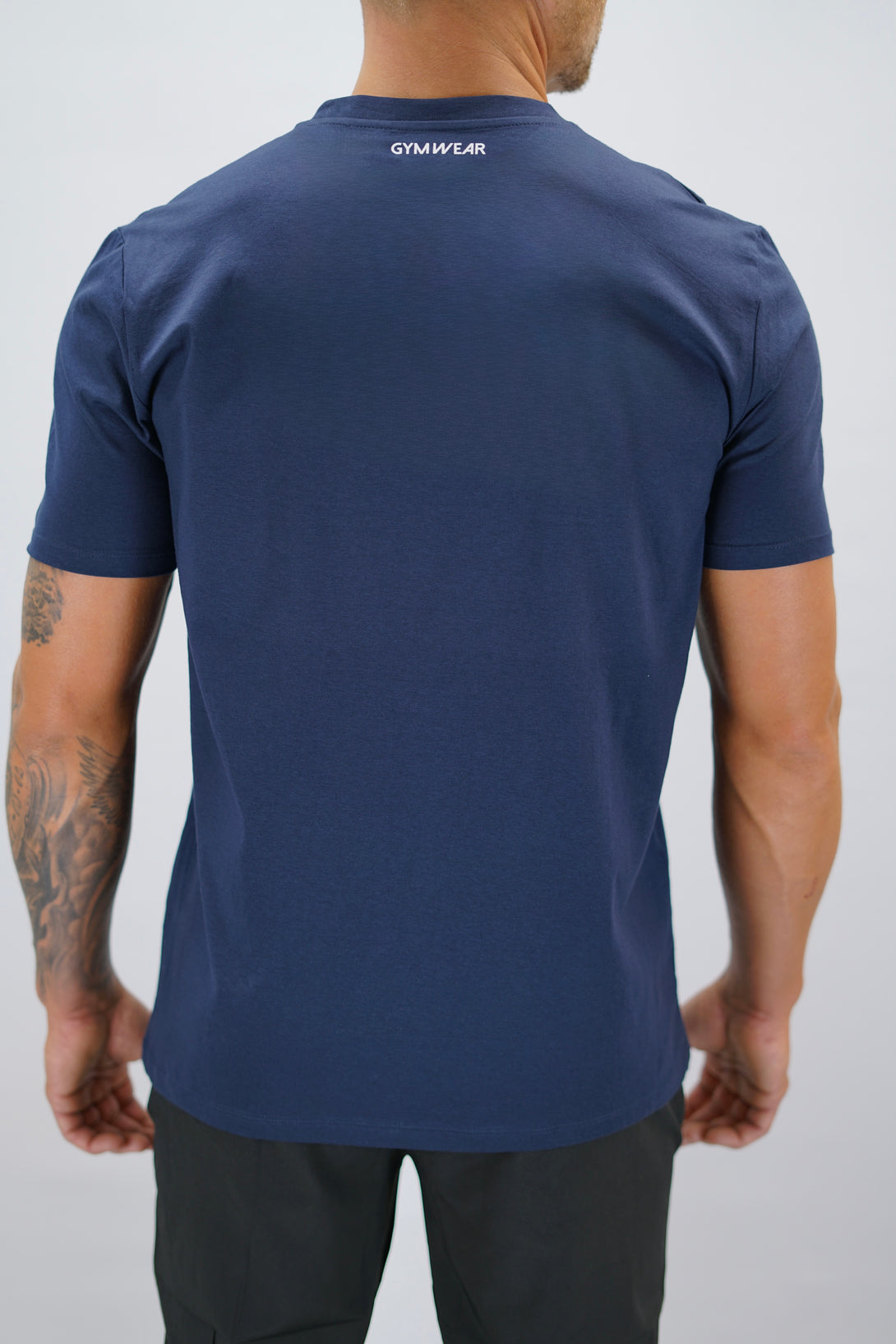 Marinblå Rion Organic Cotton T-shirt, en kortärmad tränings-t-shirt i ekologisk bomull med Gymwear-logotyp på bröstet och liten logga i nacken