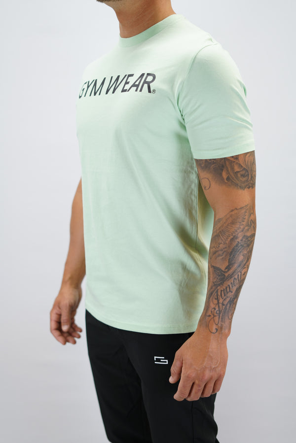 Grön Rion Organic Cotton T-shirt, en kortärmad tränings-t-shirt i ekologisk bomull med Gymwear-logotyp på bröstet och liten logga i nacken