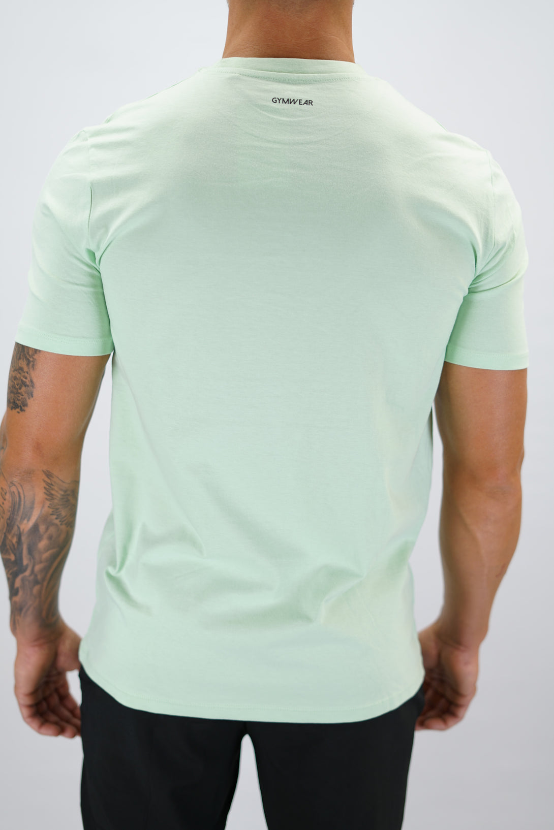 Grön Rion Organic Cotton T-shirt, en kortärmad tränings-t-shirt i ekologisk bomull med Gymwear-logotyp på bröstet och liten logga i nacken