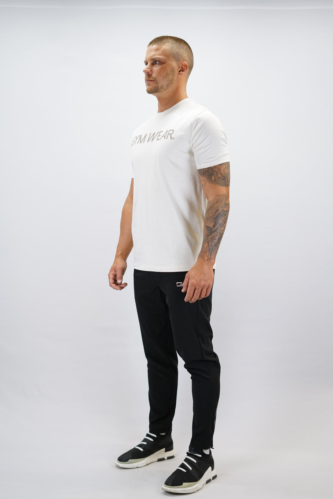 Beige Rion Organic Cotton T-shirt, en kortärmad tränings-t-shirt i ekologisk bomull med Gymwear-logotyp på bröstet och liten logga i nacken