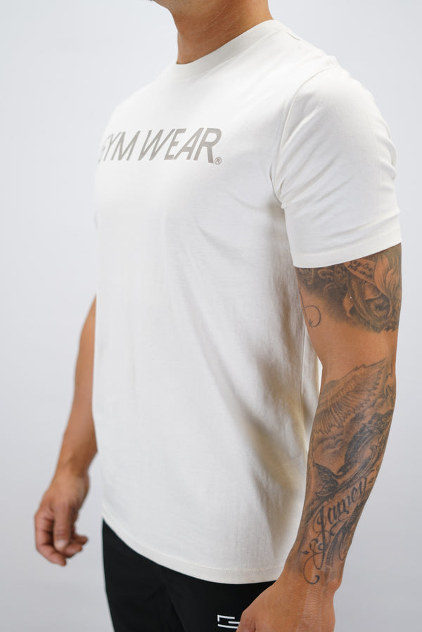 Beige Rion Organic Cotton T-shirt, en kortärmad tränings-t-shirt i ekologisk bomull med Gymwear-logotyp på bröstet och liten logga i nacken