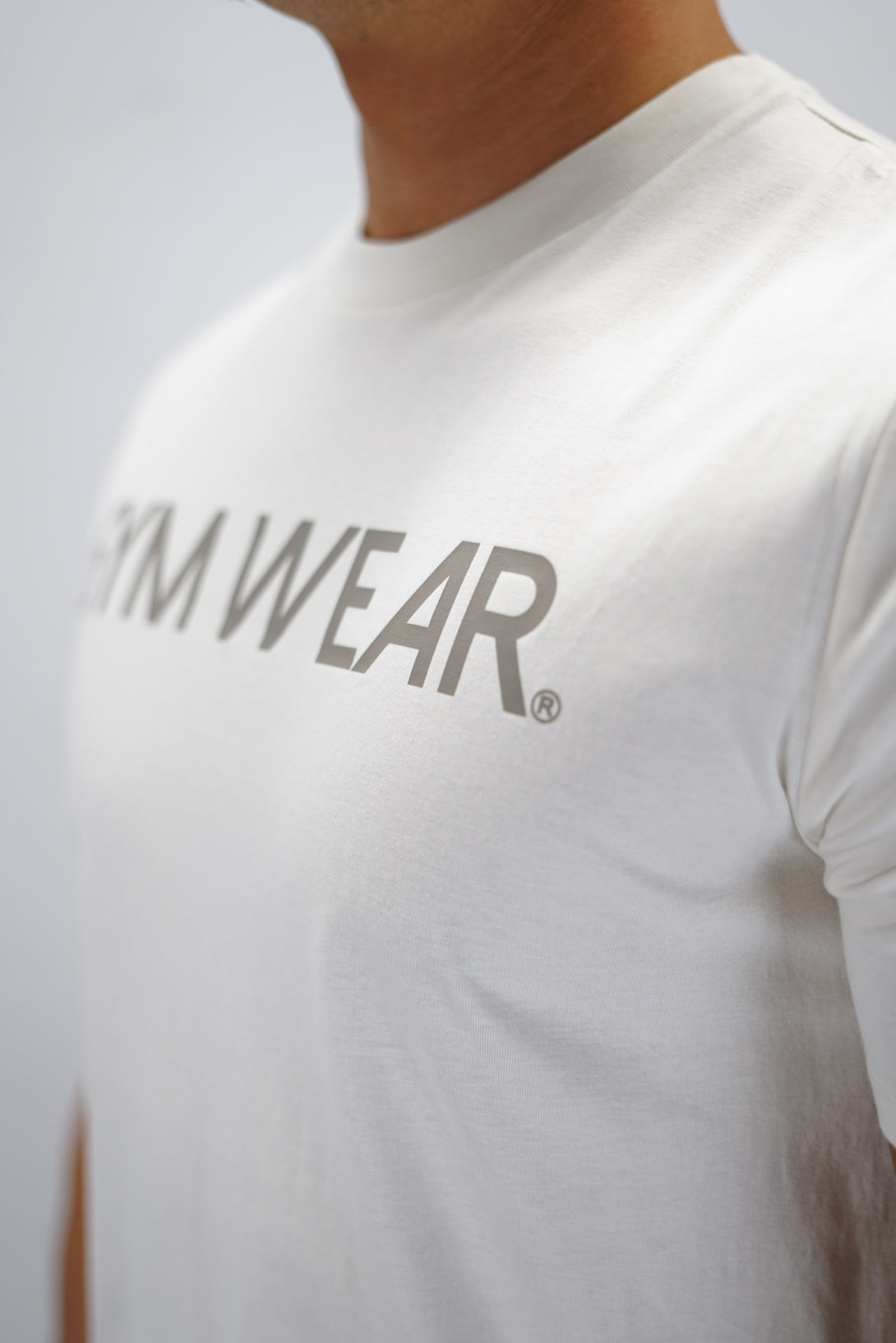 Beige Rion Organic Cotton T-shirt, en kortärmad tränings-t-shirt i ekologisk bomull med Gymwear-logotyp på bröstet och liten logga i nacken