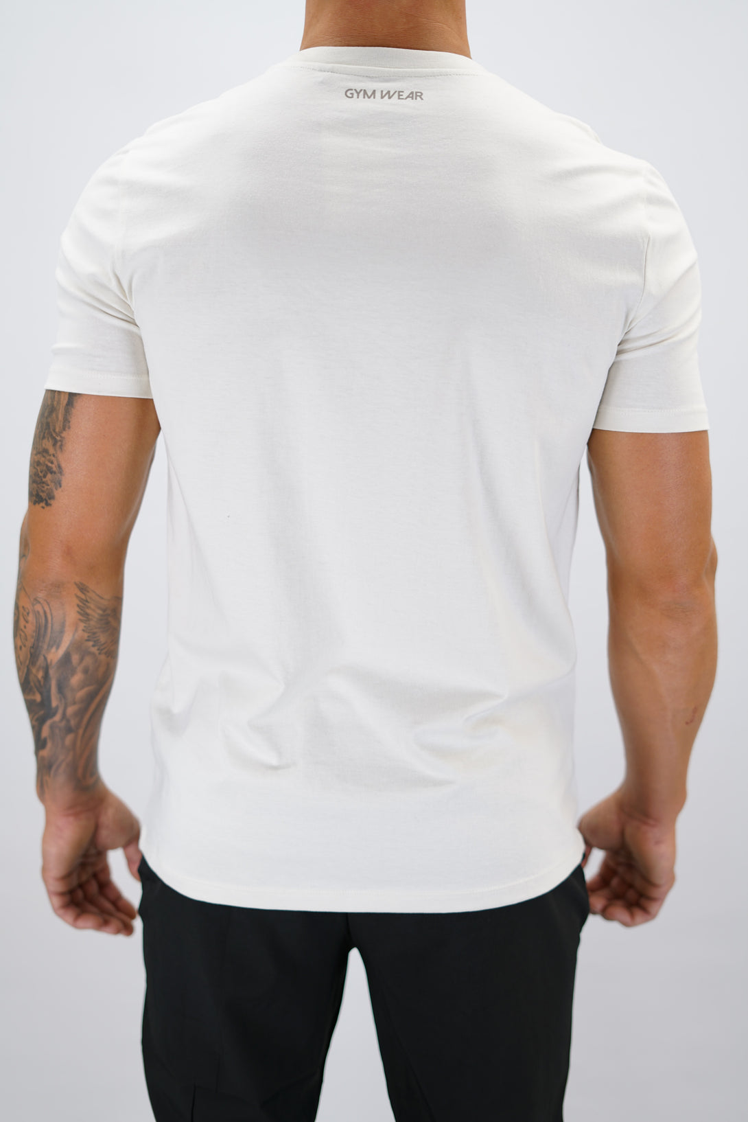 Beige Rion Organic Cotton T-shirt, en kortärmad tränings-t-shirt i ekologisk bomull med Gymwear-logotyp på bröstet och liten logga i nacken