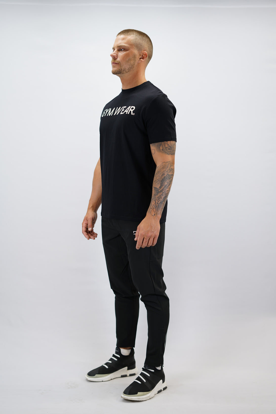 Svart Rion Organic Cotton T-shirt, en kortärmad tränings-t-shirt i ekologisk bomull med Gymwear-logotyp på bröstet och liten logga i nacken