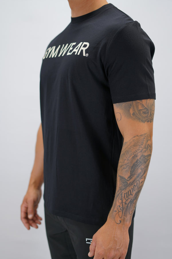 Svart Rion Organic Cotton T-shirt, en kortärmad tränings-t-shirt i ekologisk bomull med Gymwear-logotyp på bröstet och liten logga i nacken