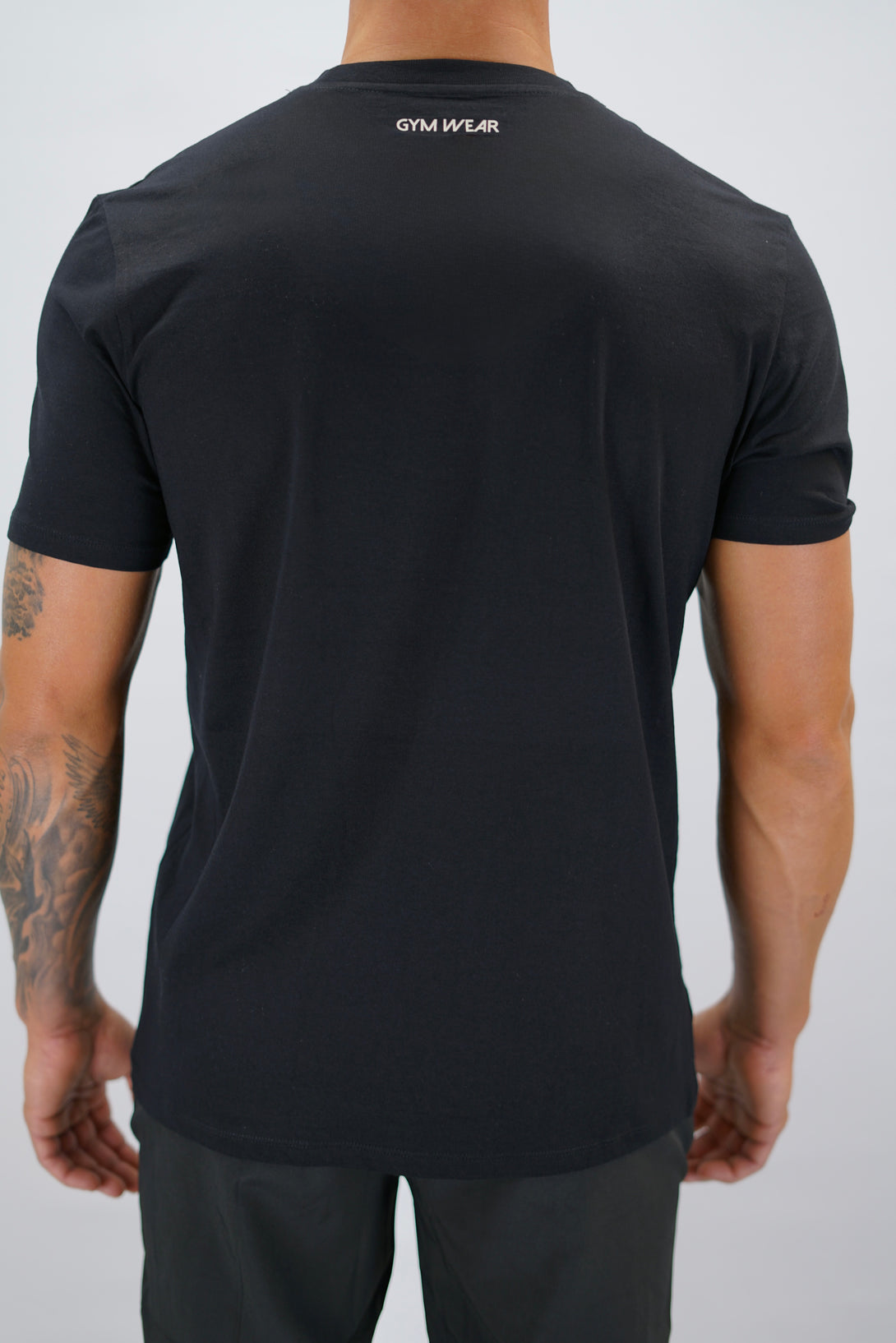 Svart Rion Organic Cotton T-shirt, en kortärmad tränings-t-shirt i ekologisk bomull med Gymwear-logotyp på bröstet och liten logga i nacken