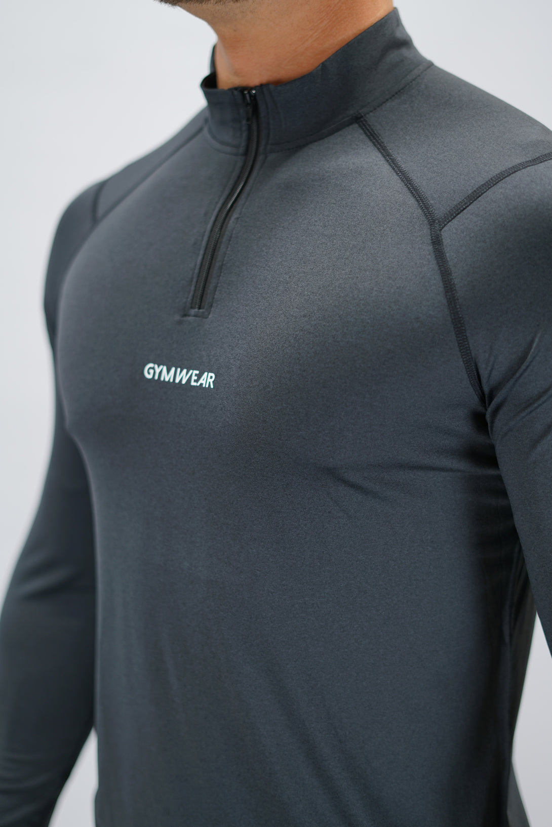 Svart Eiden Long Sleeve Half-Zip Top - funktionsmaterial långärmad träningströja med halvdragkedja och Gymwear-logga på framsidan