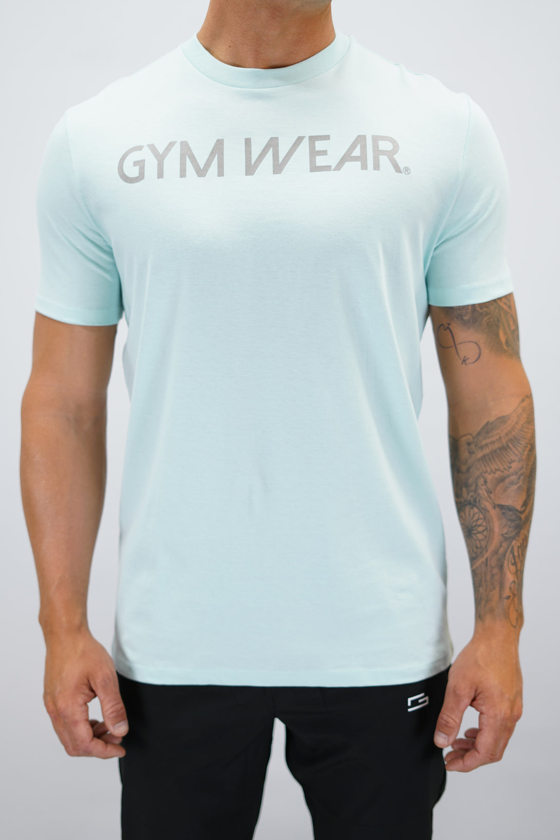 Blå Rion Organic Cotton T-shirt, en kortärmad tränings-t-shirt i ekologisk bomull med Gymwear-logotyp på bröstet och liten logga i nacken