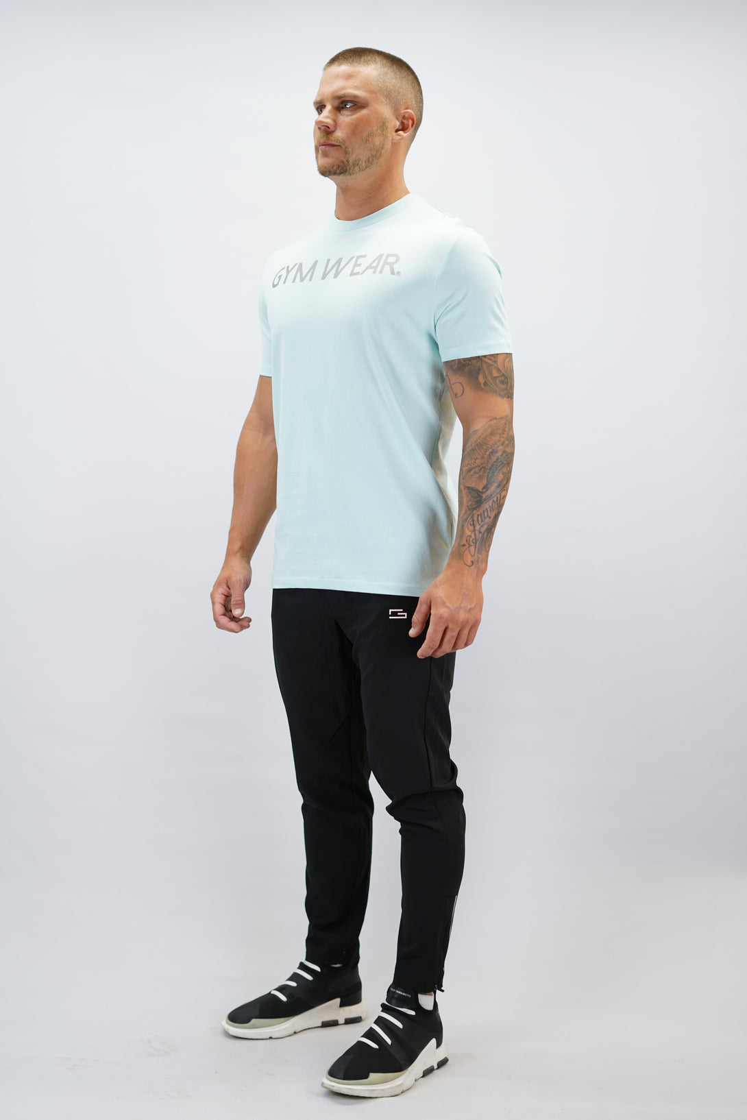 Blå Rion Organic Cotton T-shirt, en kortärmad tränings-t-shirt i ekologisk bomull med Gymwear-logotyp på bröstet och liten logga i nacken
