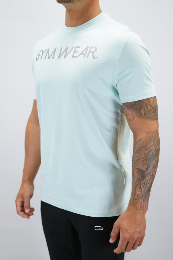 Blå Rion Organic Cotton T-shirt, en kortärmad tränings-t-shirt i ekologisk bomull med Gymwear-logotyp på bröstet och liten logga i nacken