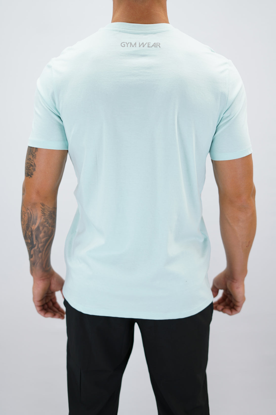 Blå Rion Organic Cotton T-shirt, en kortärmad tränings-t-shirt i ekologisk bomull med Gymwear-logotyp på bröstet och liten logga i nacken