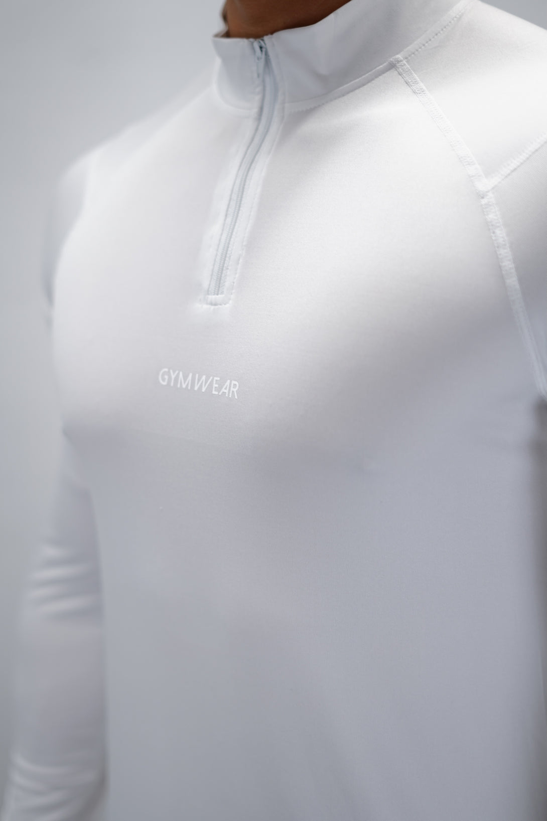 Vit Eiden Long Sleeve Half-Zip Top - funktionsmaterial långärmad träningströja med halvdragkedja och Gymwear-logga på framsidan